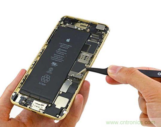 與iPhone 5S相比，電池尺寸更大，電池效率提高了16%。整部手機(jī)看起來(lái)就像一件藝術(shù)品，但看不到太多的內(nèi)部構(gòu)造。（來(lái)源：iFixit）